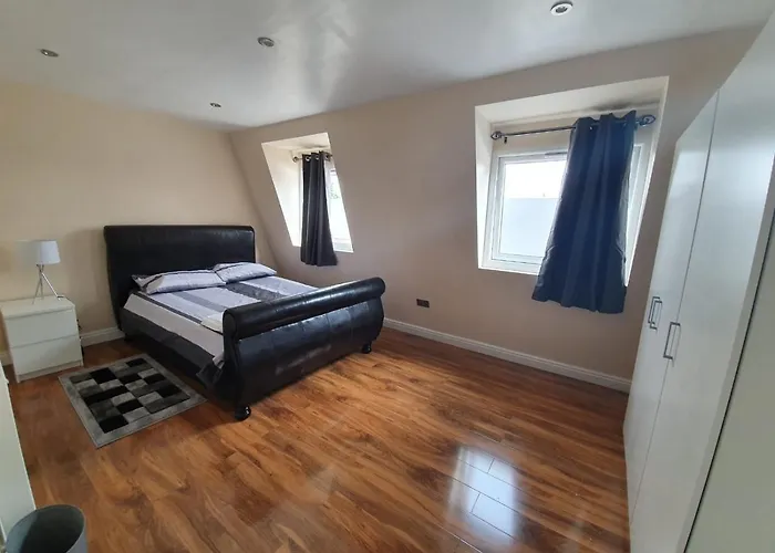 London Modern 4 Bedroom Apartment