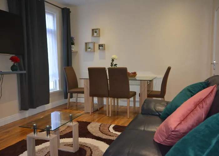 London Modern 4 Bedroom Apartment